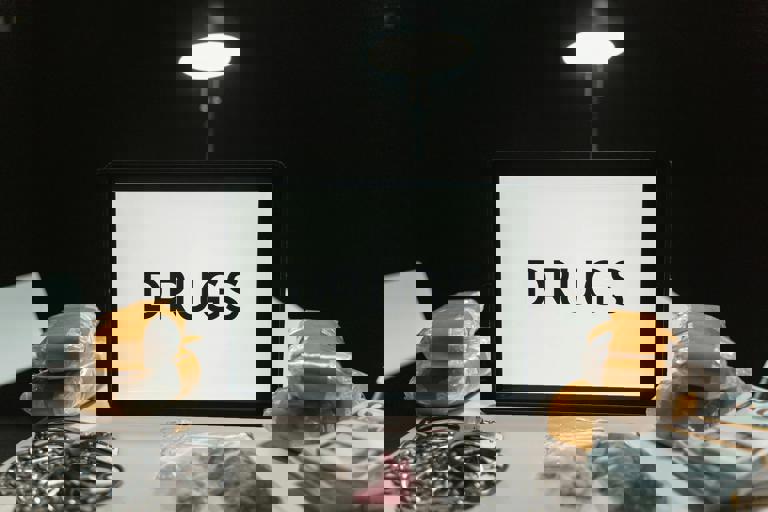 Milhões em Dinheiro Descobertos Escondidos em Iate de Luxo Próximo à Capital